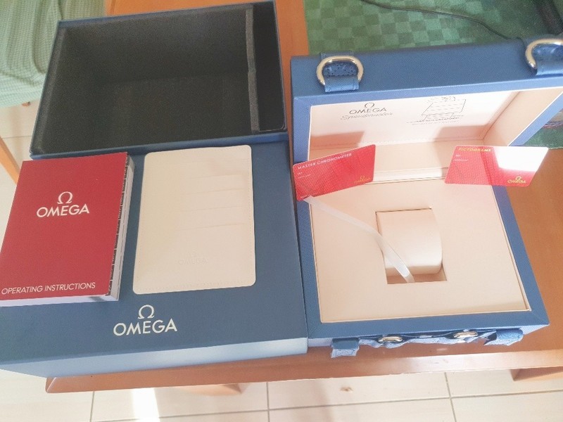 Omega Speedmaster Snoopy box, complete like new.