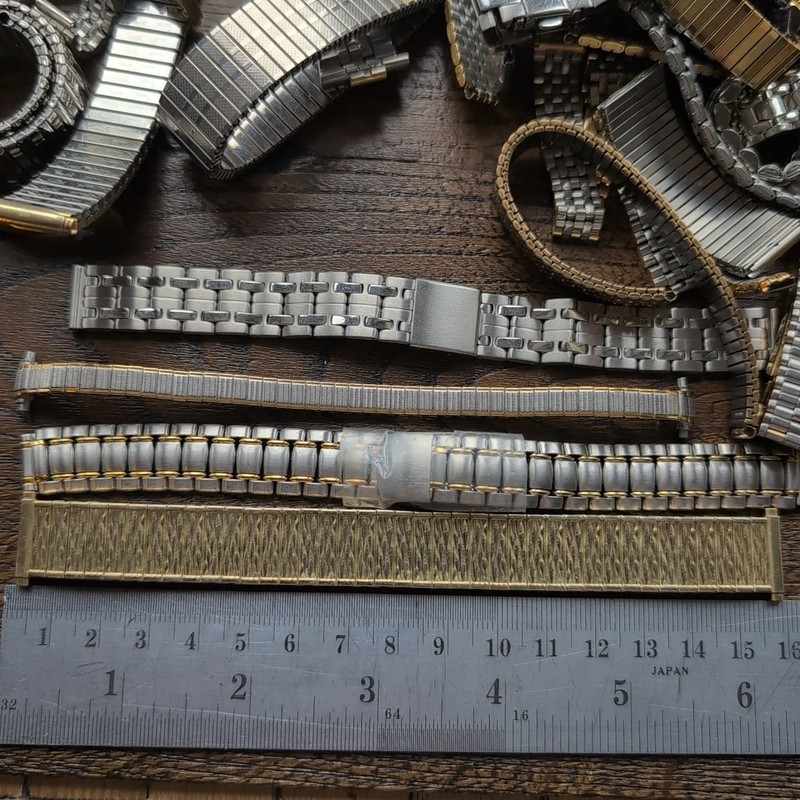 2.5kg Of Mens and Ladies Watch Bracelets, Mainly New Stock (DR13) gallery