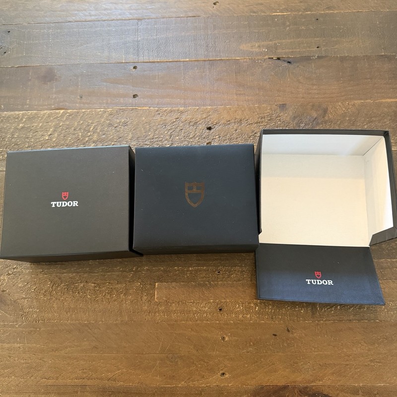 Tudor Black Watch Box Set: Red Bag (No Manuals) gallery