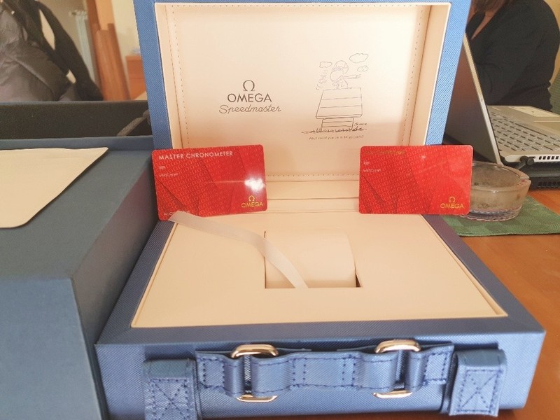 Omega Speedmaster Snoopy box, complete like new. gallery